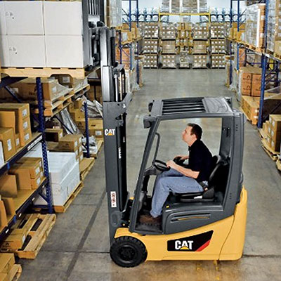 Picture showing a CAT Electric Truck in a warehouse